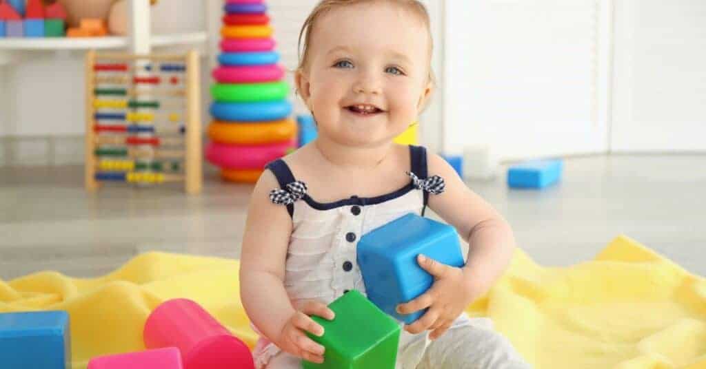הצעצועים ההתפתחותיים הטובים ביותר לתינוקות מציתים את הצמיחה והסקרנות שלהם